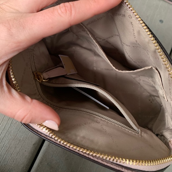 Micheal Kors Purse | Cindy Dome Crossbody | Pink - Picture 4 of 8